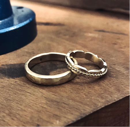 Alliances Réunion uniques en or jaune 18 carats fabriquées sur mesure par un artisan bijoutier alliance martelée