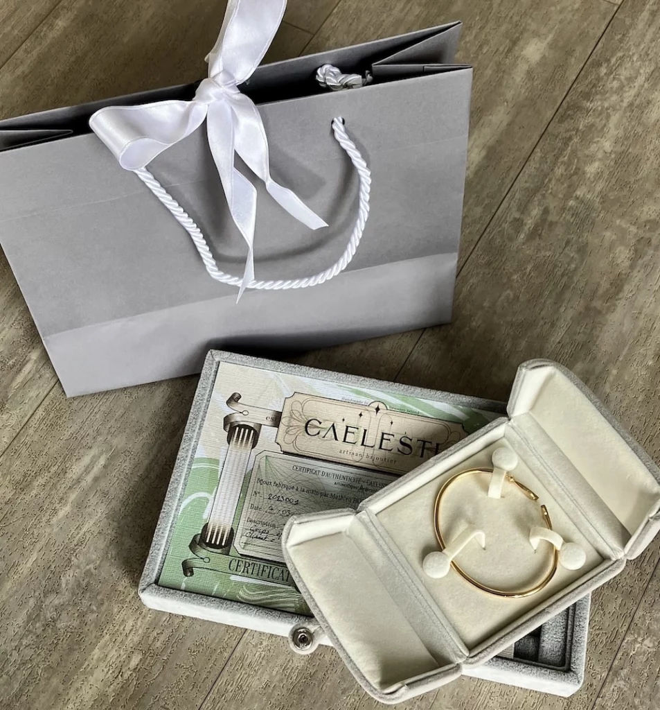 jonc en or dans son écrin avec certificat Caelesti artisan bijoutier Réunion