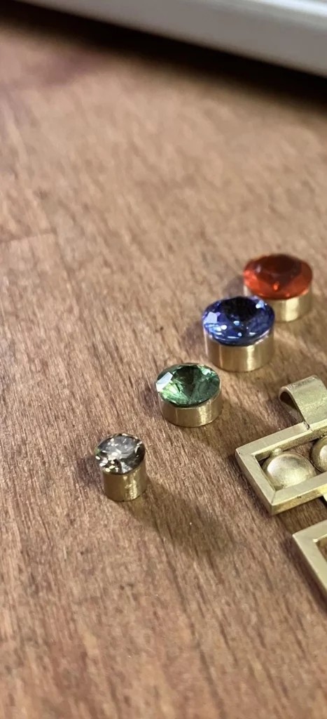 diamant, grenat tsavorite, tanzanite et opale de feu en cours de sertissage par Caelesti artisan bijoutier à la Réunion
