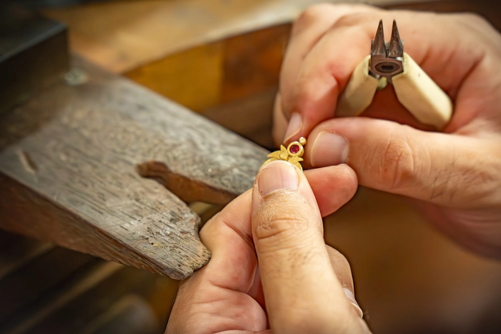 finition d'un pendentif en or avec saphir à la cheville par Caelesti artisan bijoutier à la Réunion