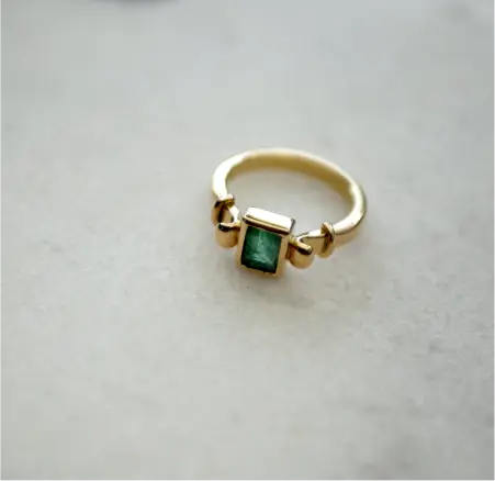 bague de fiançailles or jaune 18 carats fairmined unique sur mesure avec émeraude fabriquée à la main