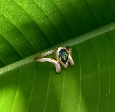 bague de fiançailles or jaune 18 carats unique sur mesure avec saphir teal Australien fabriquée à la main