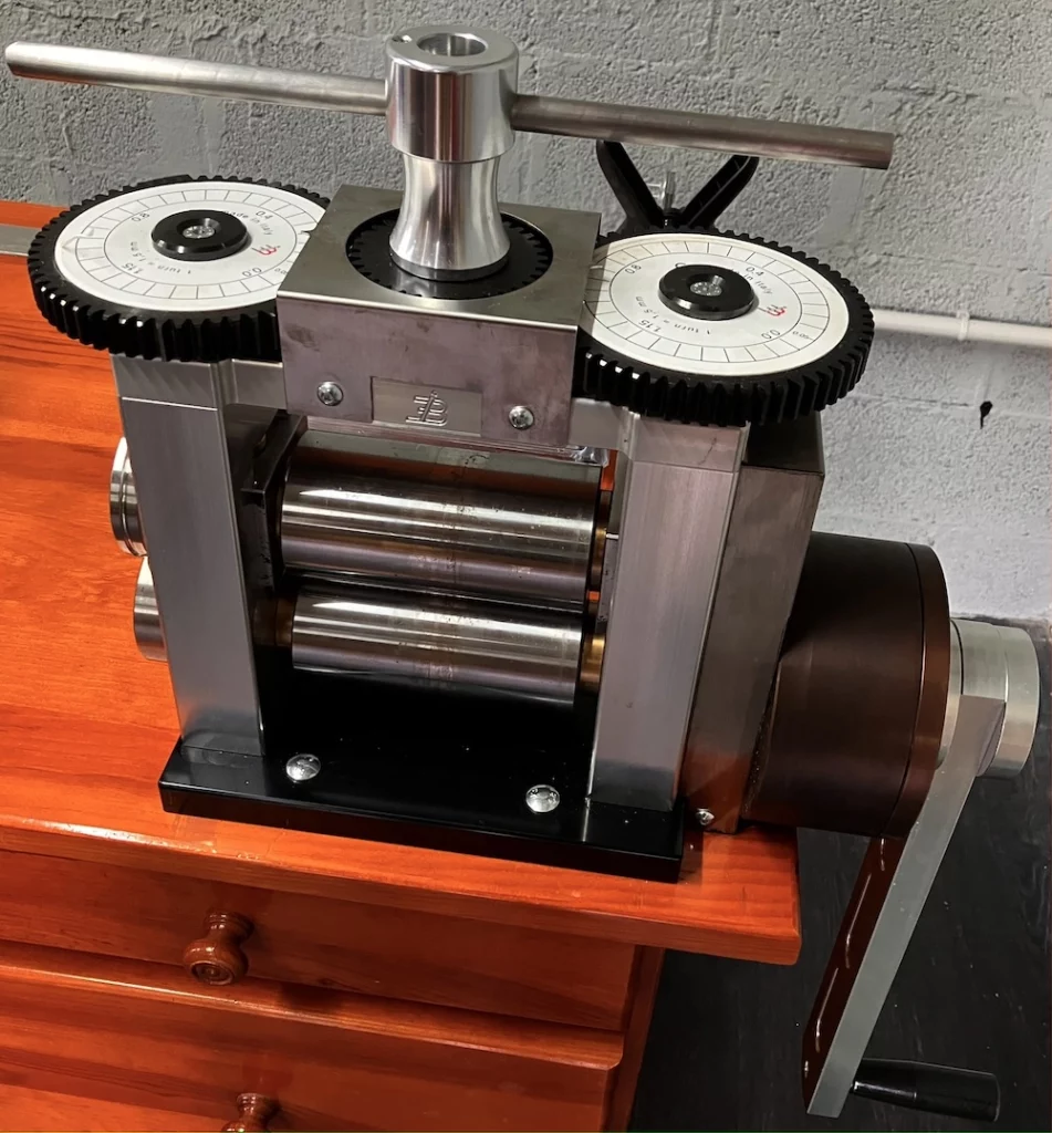 laminoir à plaques Cavalin dans atelier artisan bijoutier