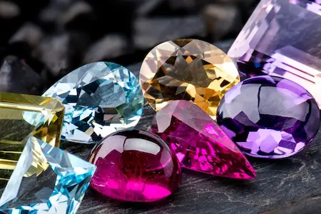 diverses pierres précieuses de couleur