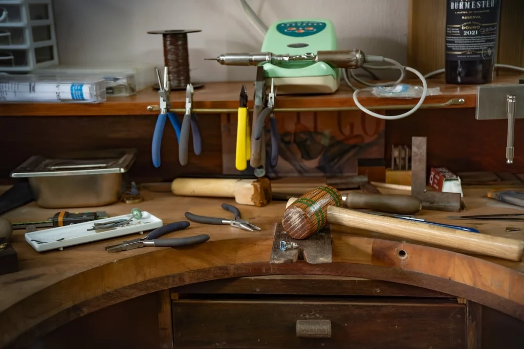 cheville atelier Caelesti artisan bijoutier avec une bague en fabrication